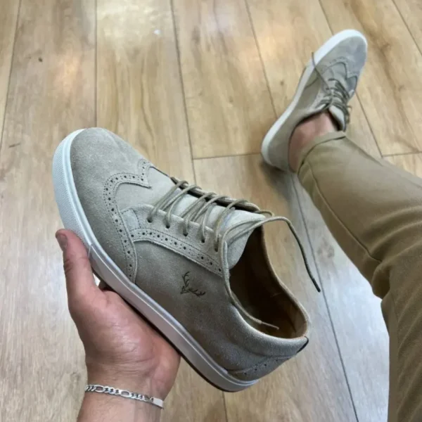 Baskets beiges signature avec une touche moderne et un confort haut de gamme