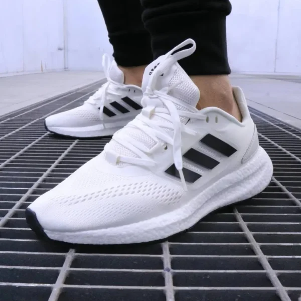 Baskets de sport blanches au design léger et moderne pour un look élégant et confortable