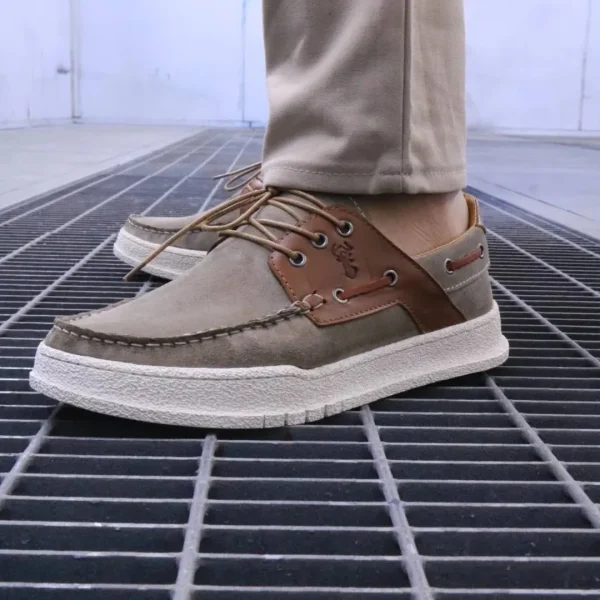 Chaussures classiques élégantes pour hommes en beige et marron pour un look élégant et confortable